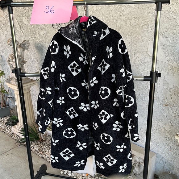 Inspired black and white thick sweater size large - Picture 1 of 6